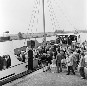 165637 Afbeelding van het motorschip IJsselstroom van Rederij Koppe voor de bootdienst Enkhuizen-Stavoren, in de haven ...